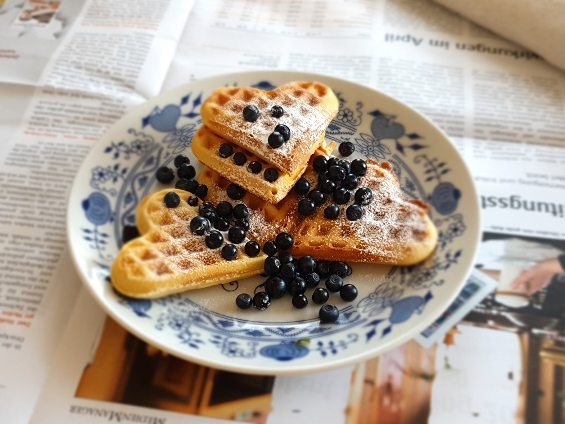 Super-Knusprige Waffeln mit Waldheidelbeeren