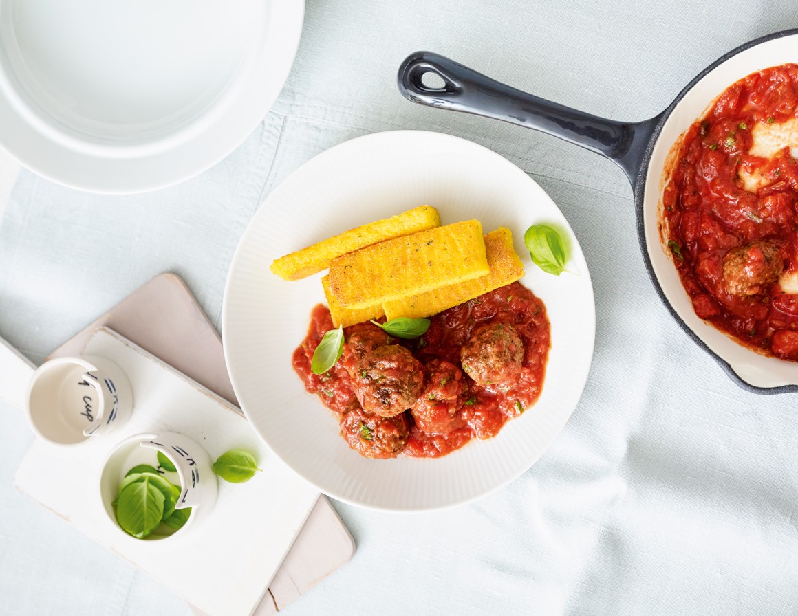 Polentaschnitten mit Hackbällchen und Tomatensauce