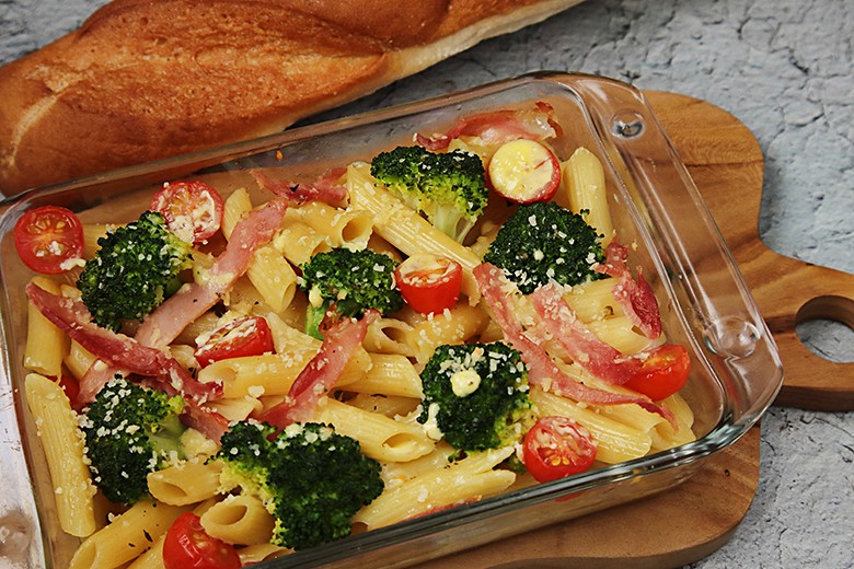 Nudelauflauf mit Brokkoli und Tomaten