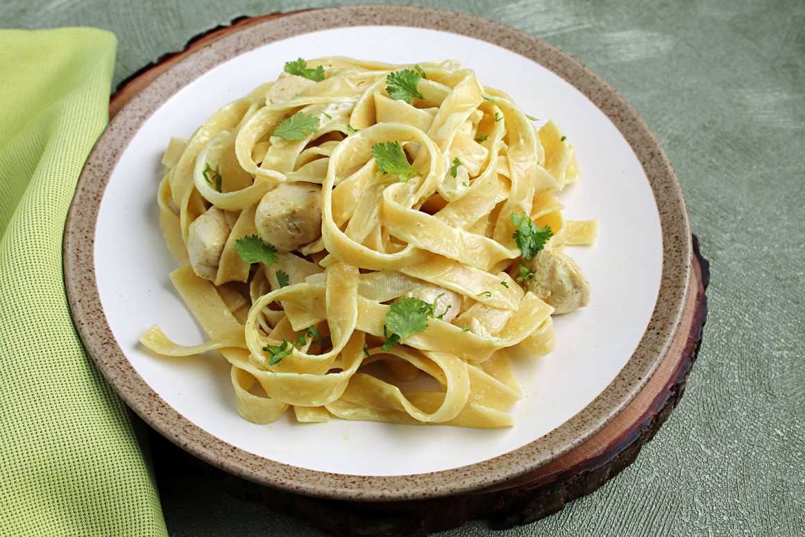 Pasta mit Huhn in Currysauce