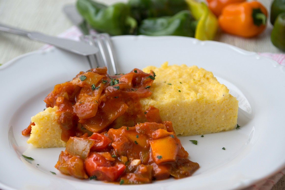 Polentaecken mit Paprikagemüse
