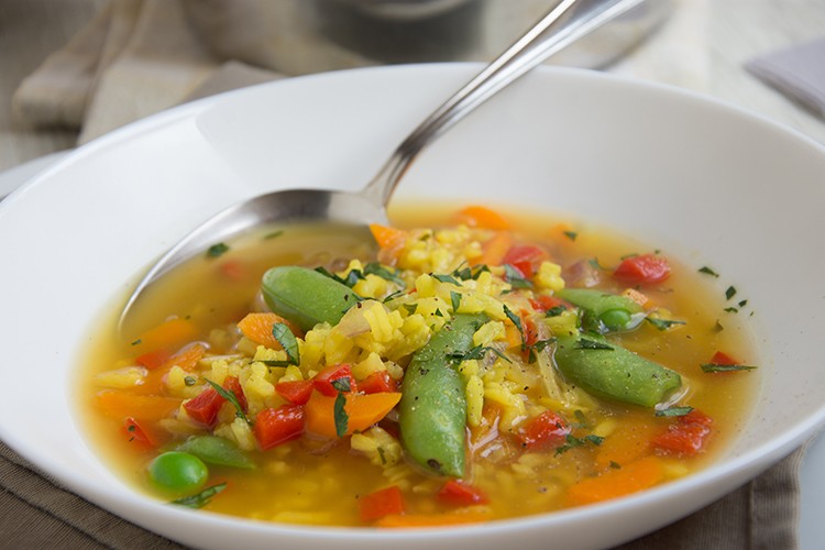 Asiatische Suppe mit Zuckerschoten