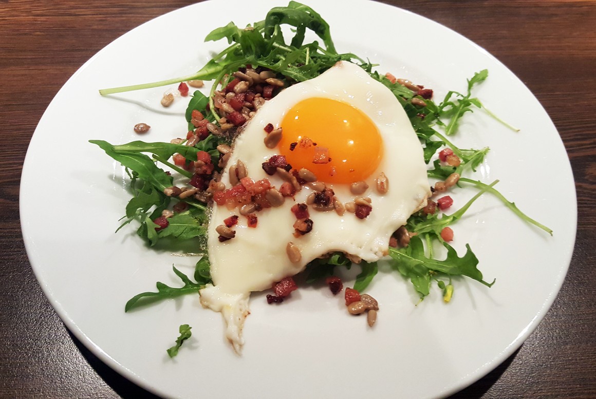 Linsen mit Speck auf Ruccola