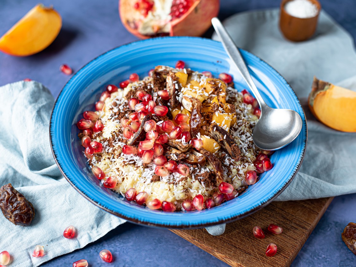 Hirsebrei mit Kakao, Datteln und Granatapfel