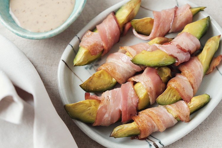 Gebackene Avocados mit Speck