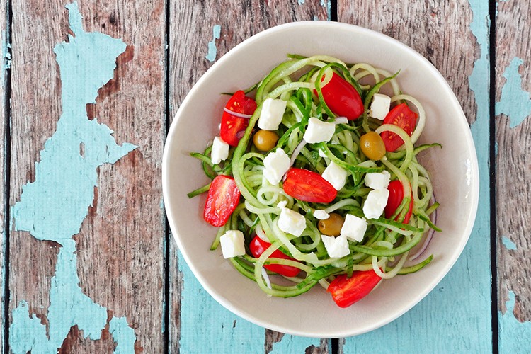 Griechischer Salat mit Gurken-Nudeln