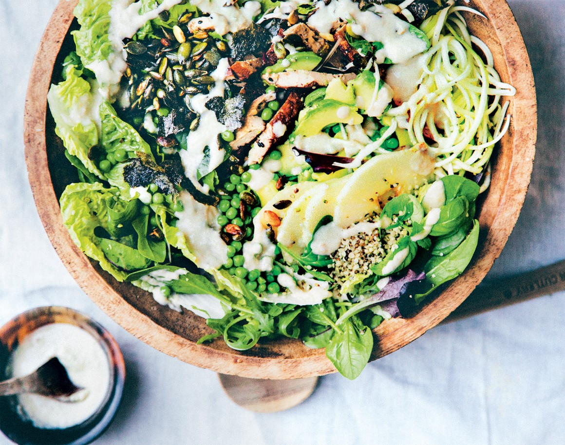 Salat mit Räuchertofu und Erbsen