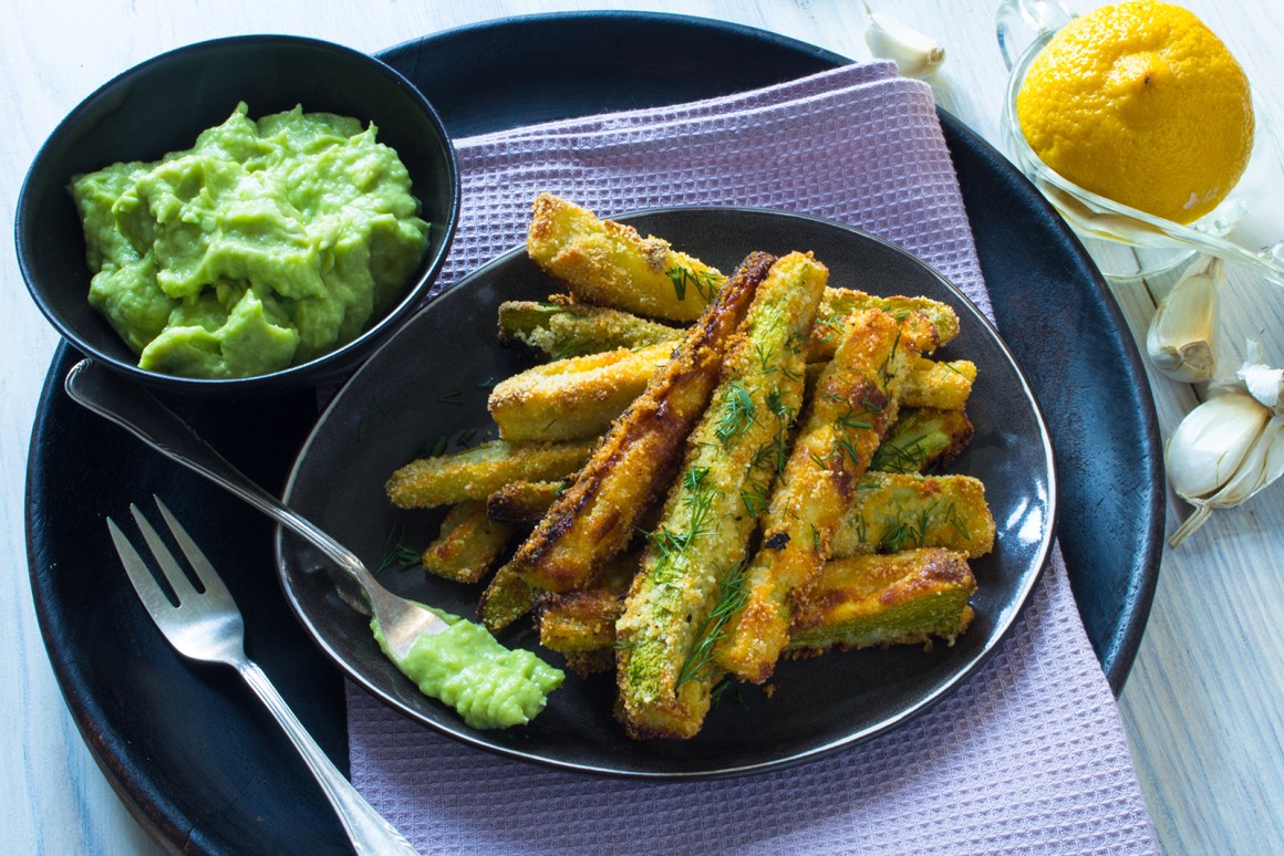 Knusprige Zucchini-Sticks mit Avocado-Dip