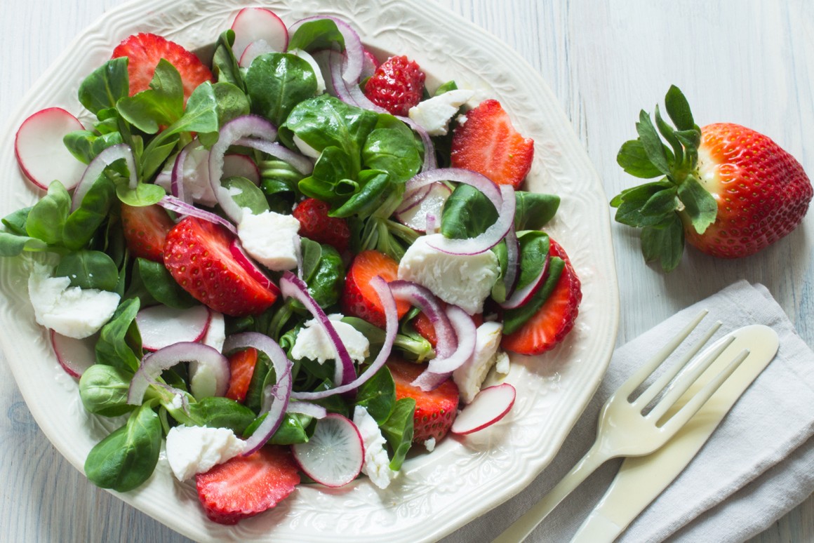 Feldsalat mit Erdbeeren, Radieschen und Chèvre