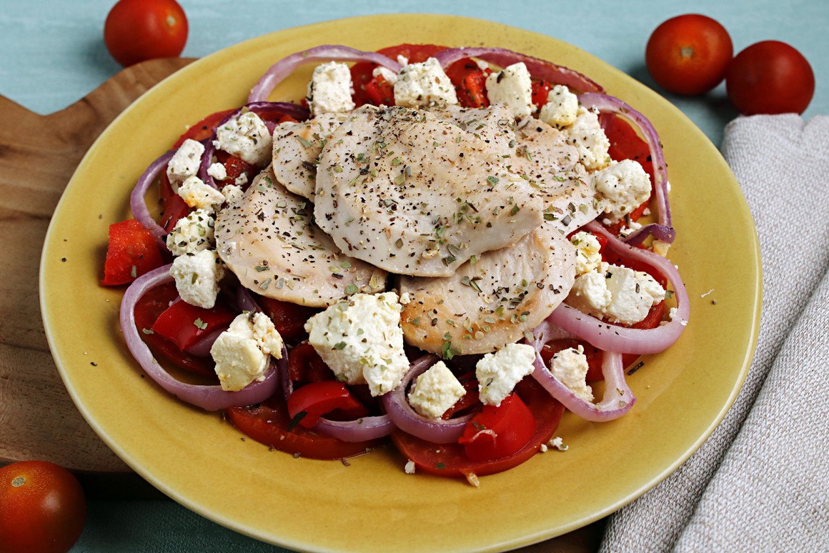 Gebratene Putenbrust auf Gemüse-Feta-Bett