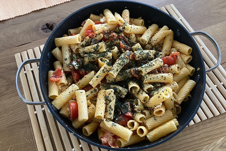 Nudeln mit Tomaten und Schafskäse
