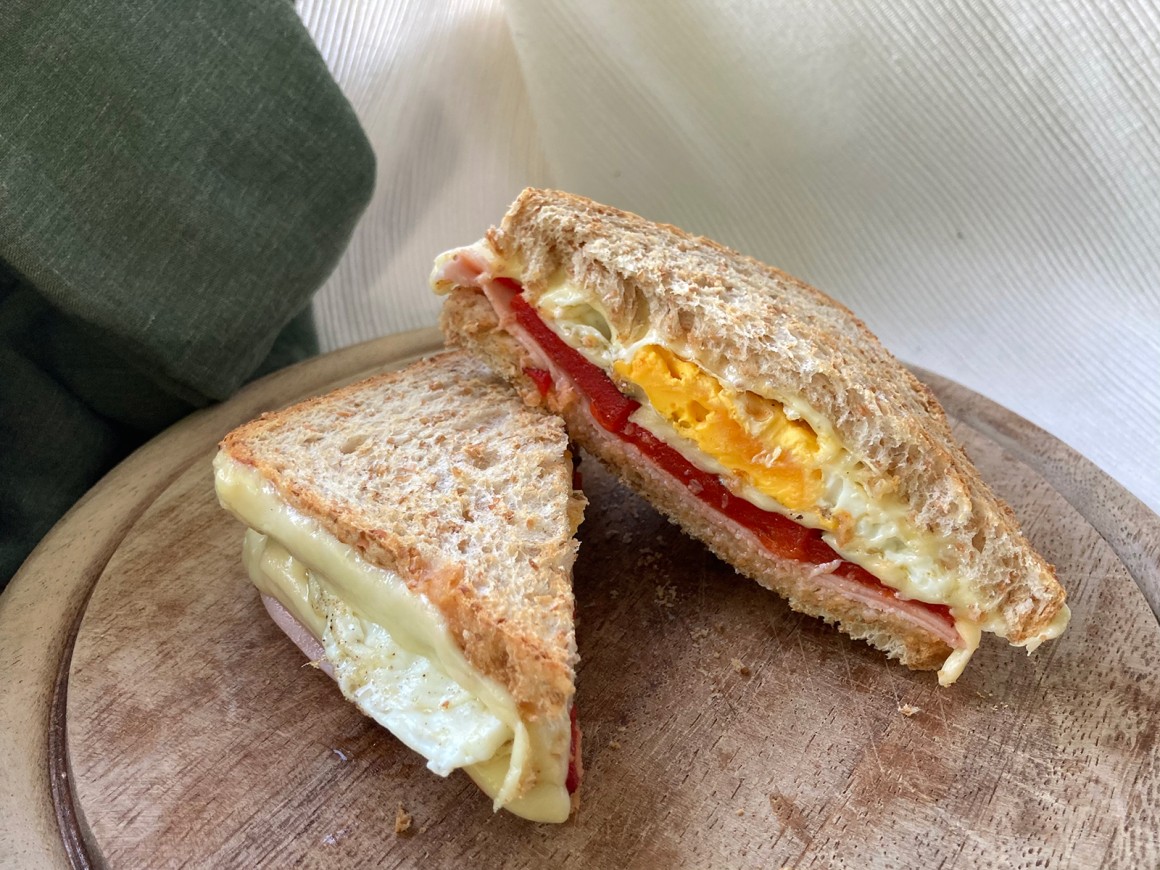Grilled-Sandwich mit Spiegelei