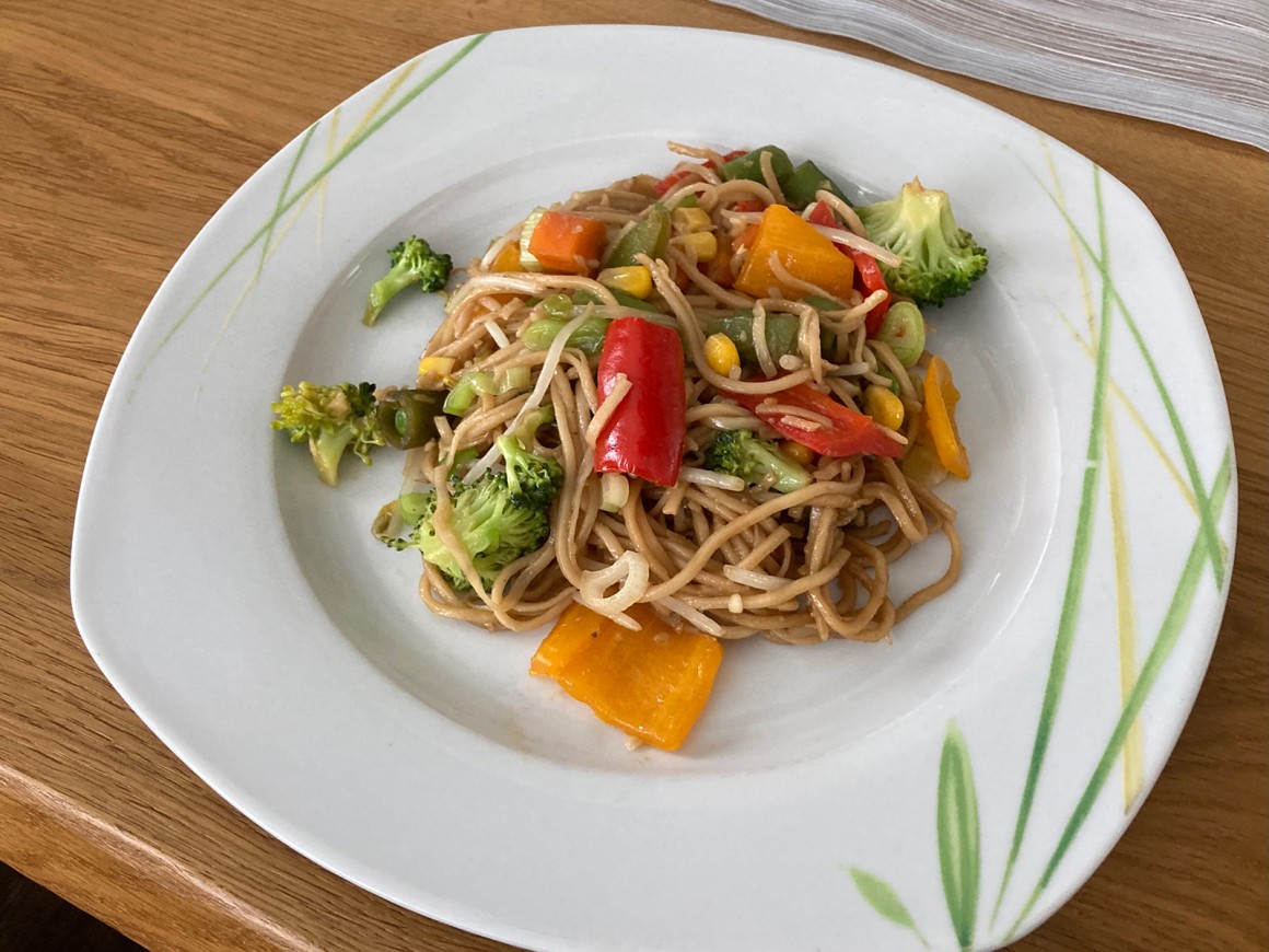Gebratene Eiernudeln mit Gemüse-image