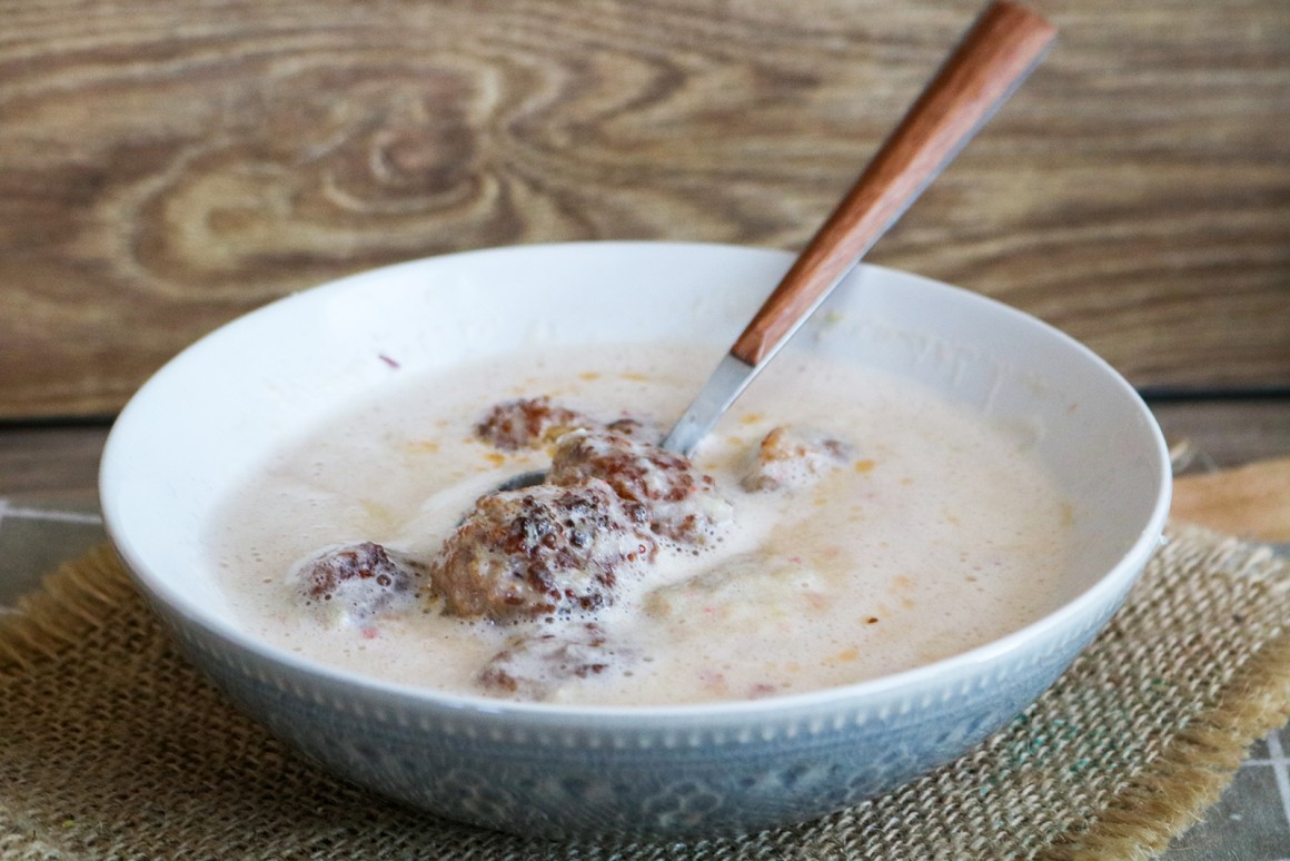 Schnelle Porreesuppe mit Hackbällchen