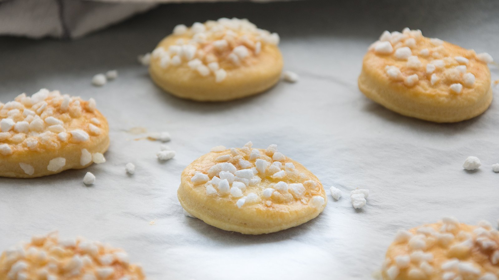 Schmandplätzchen mit Hagelzucker