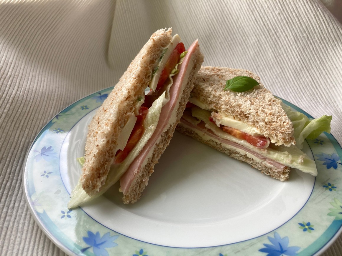 Club-Sandwiches mit Tomaten und Mozzarella