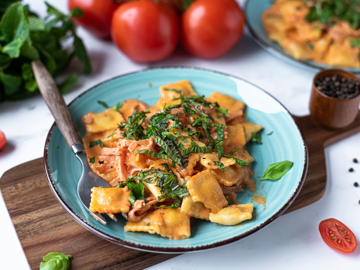 Ravioli mit Tomaten und Schinken - Rezept