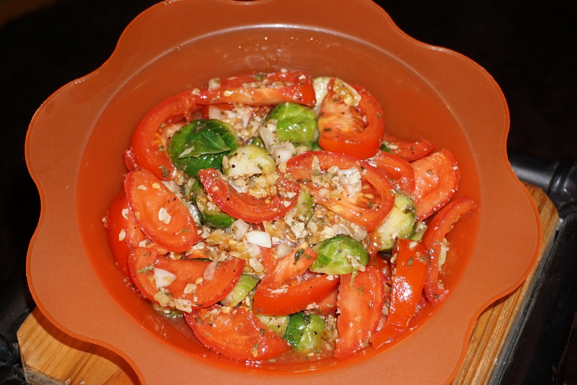 Rosenkohl-Salat mit Tomaten