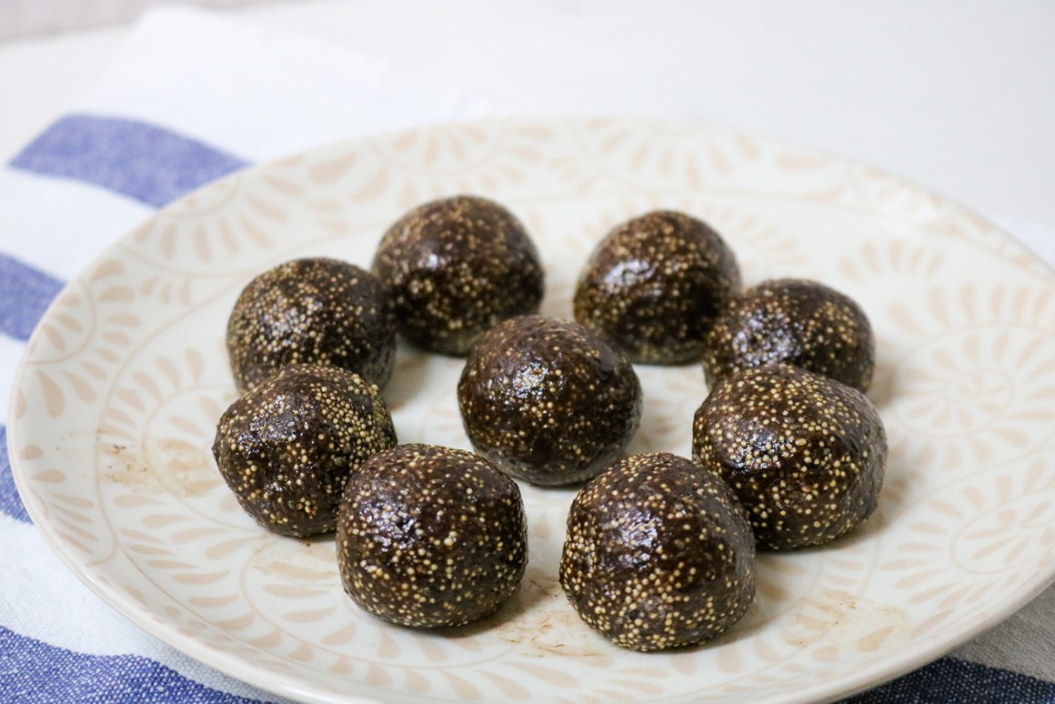 Rohkostkugeln mit Kakao und Amaranth