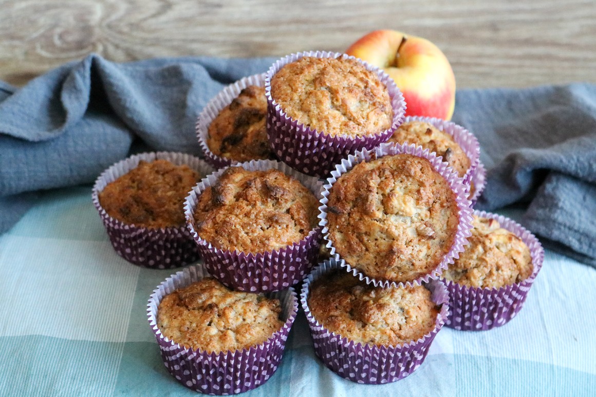 Zimtmuffins mit Äpfeln und Nüssen