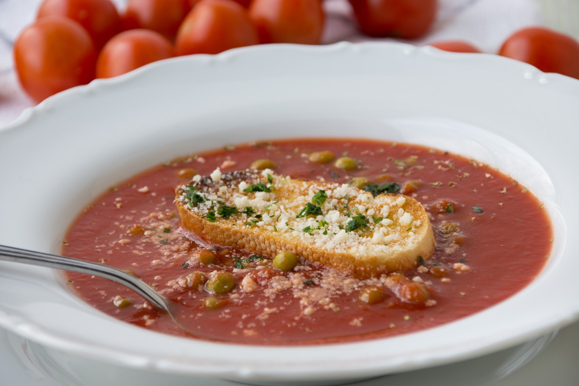 Tomatentopf mit Erbsen