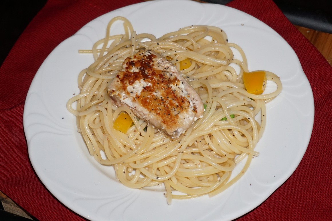 Lachsfilet auf Nudelsalat