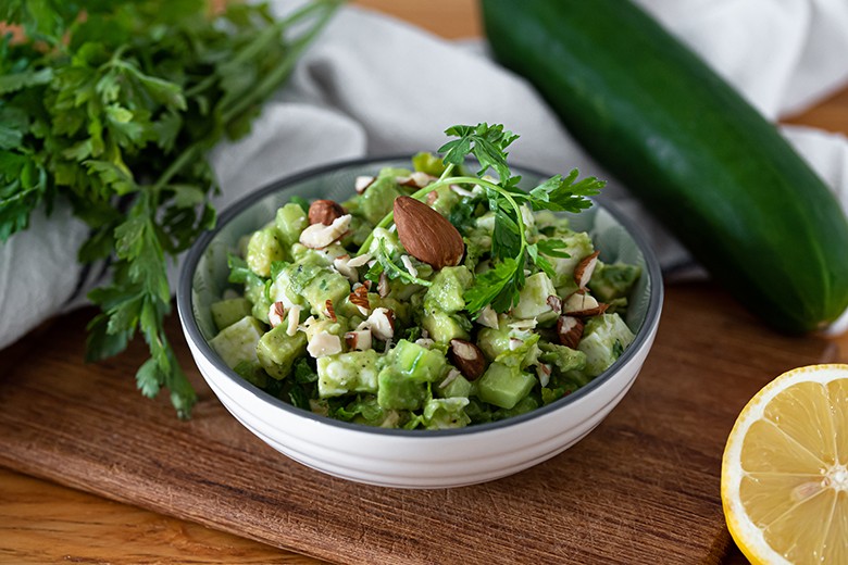 Erfrischender Avocado-Gurken-Salat mit Halloumikäse