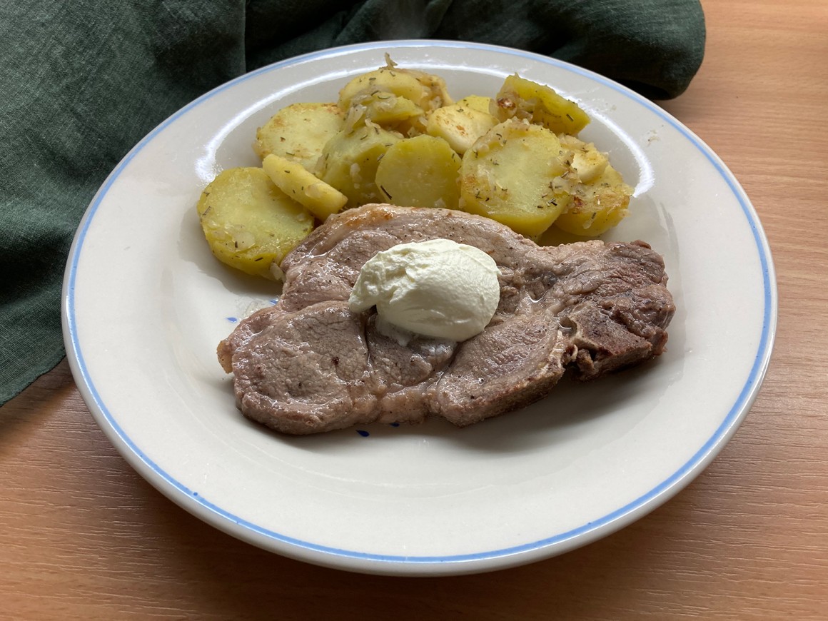 Kotelett mit Kartoffeln und Äpfeln