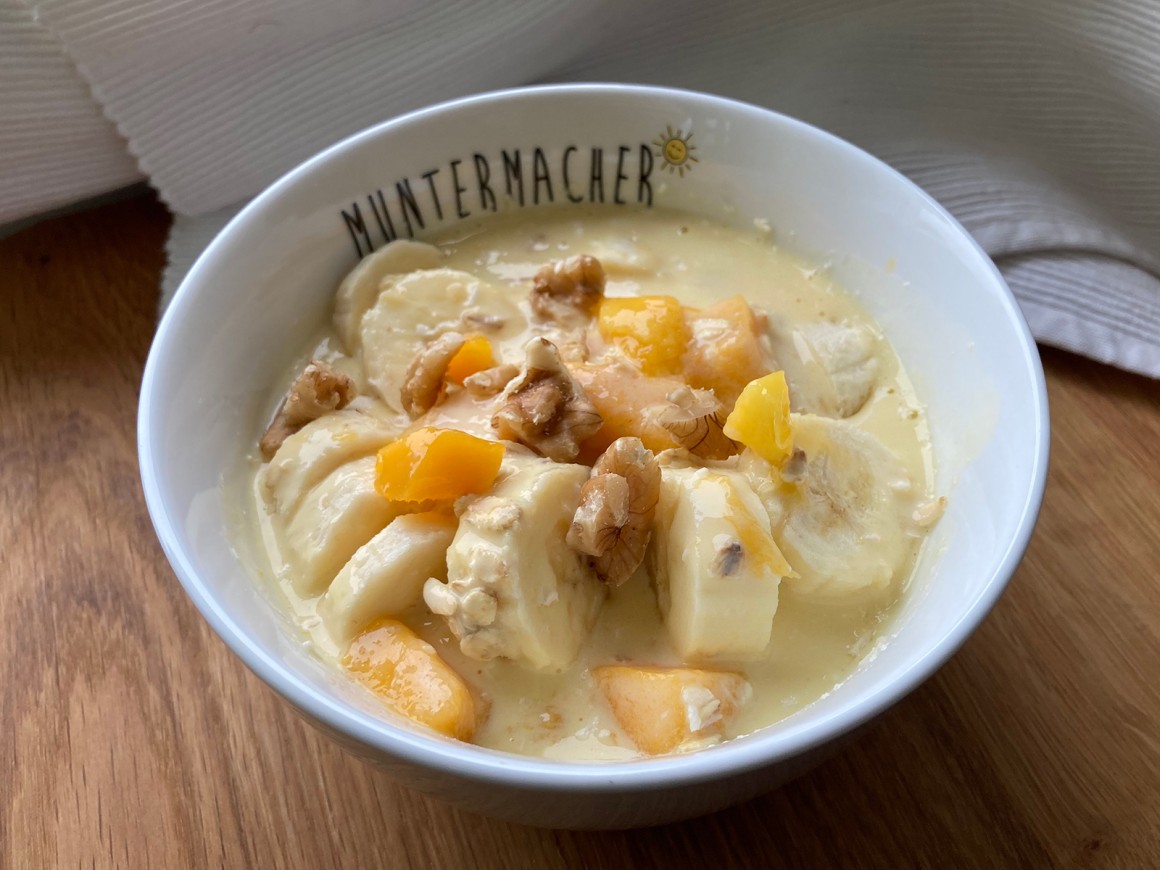 Exotisches Müsli mit veganem Kokosjoghurt