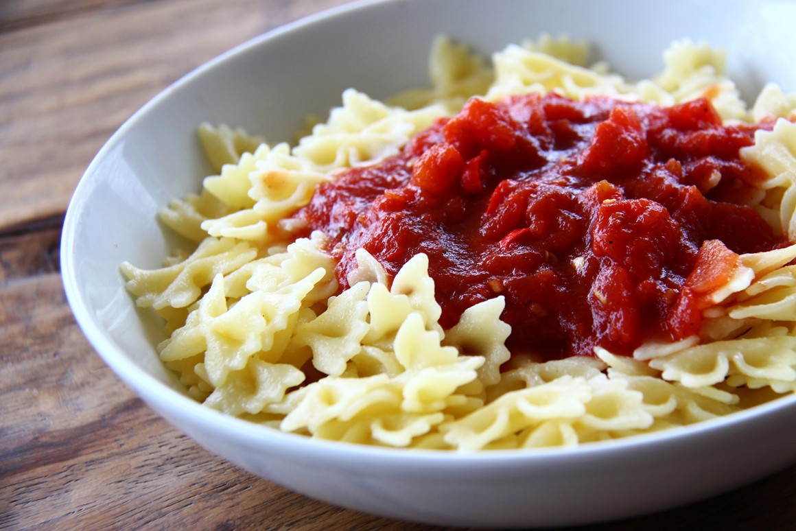 Einfache Nudeln mit Tomatensauce - Rezept