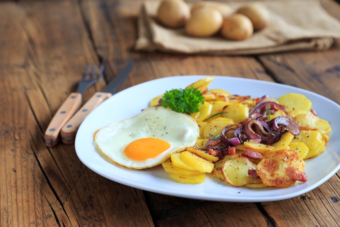 Spiegelei auf Bratkartoffeln mit Zwiebeln - Rezept