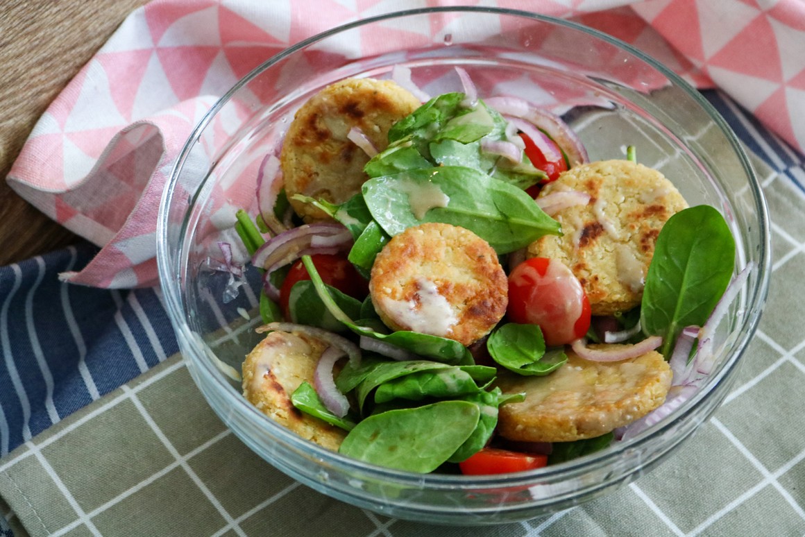 Kichererbsentaler an Spinatsalat