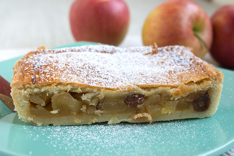 Gedeckter Apfel-Zimt-Kuchen