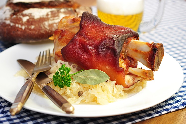 Schweinshaxe mit Kraut