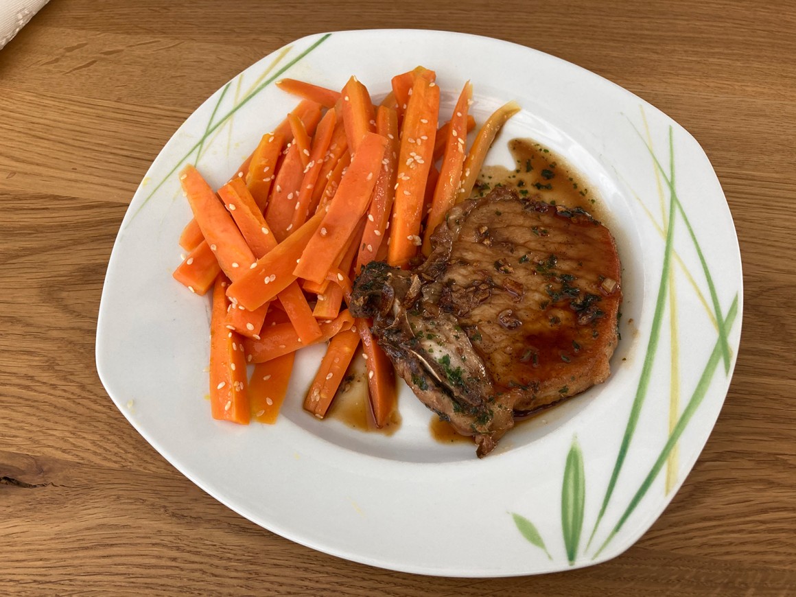 Kotelett mit Sesammöhren