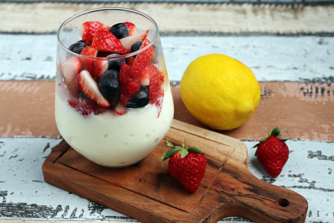 Mascarpone-Zitronen-Honig-Creme mit frischen Beeren - Rezept