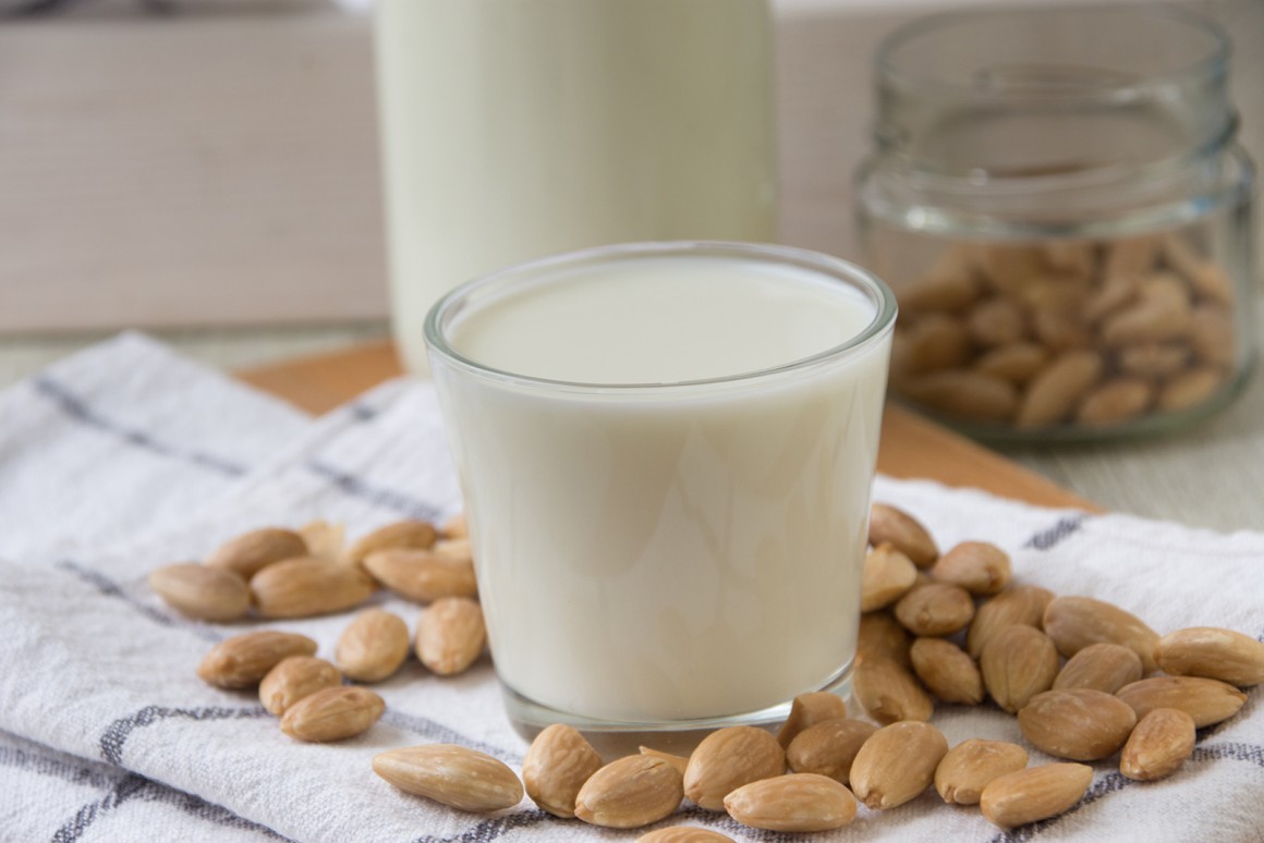 Schnelle Mandelmilch