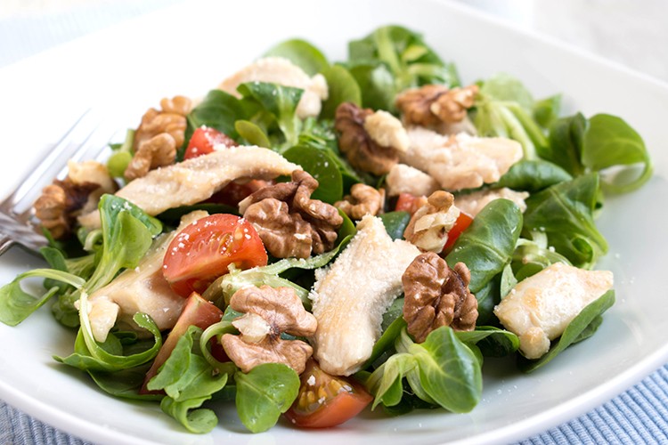 Feldsalat mit Hähnchenbrust