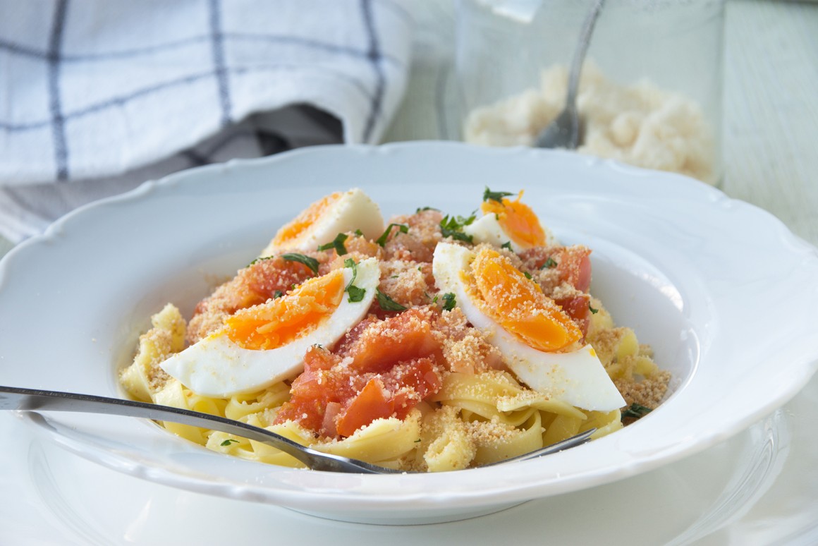 Bandnudeln mit Ei und Tomate