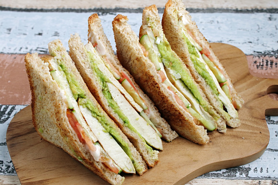 Sandwich mit Räuchertofu und Avocado