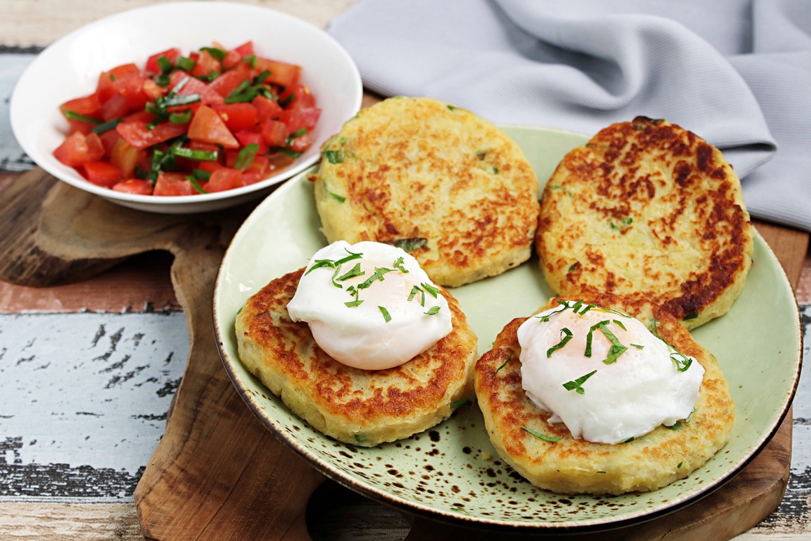 Kartoffelbratlinge mit pochiertem Ei und Tomatensalsa
