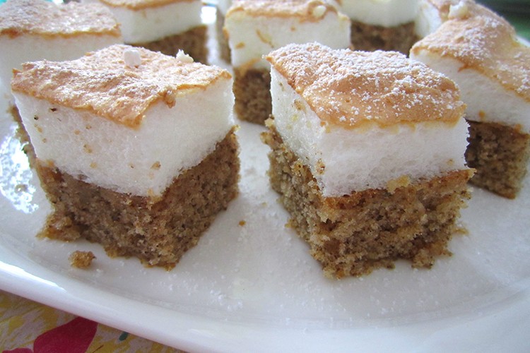 Baiser-Nuss-Schnitten