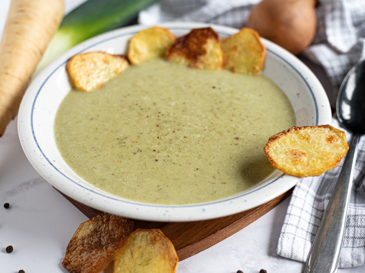 Kerbelsuppe mit Kartoffel Chips