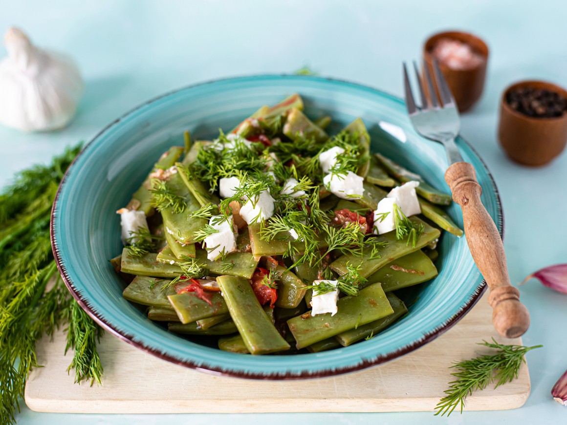 Sommerliche Bohnen-Pfanne mit Schafskäse