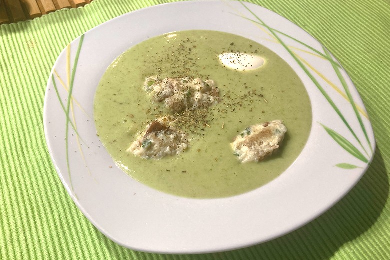 Lauch-Suppe mit Kräutern und Quarkeinlage