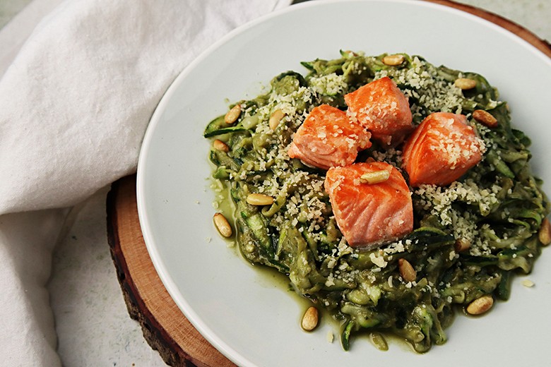 Zoodles mit Avocado-Pesto und Lachs