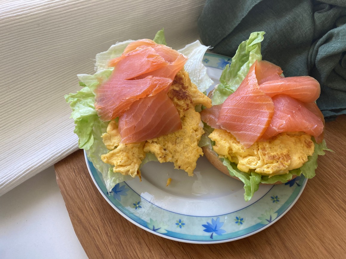 Brötchen mit Rührei und Räucherlachs gefüllt
