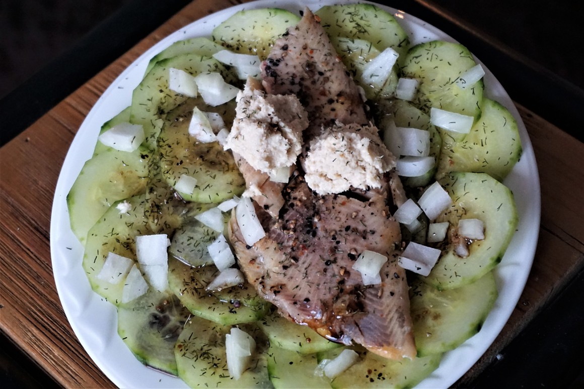 Geräucherte Forelle auf Gurkensalat