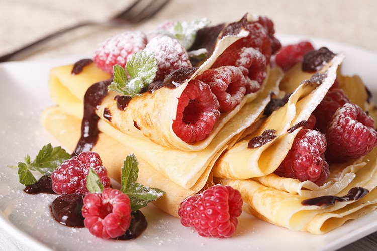 Pfannkuchen mit Himbeerpüree