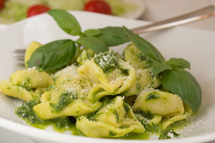 Tortellini mit Basilikumpesto